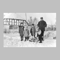104-0074 Winter in Stobingen. Gustav Wanning mit den Kindern Hanna, Irma und Gerhard Molgedei und Klaus Tiedtke.jpg